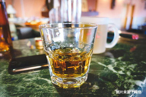 给爱喝酒的年轻人：你可能正面临高血压危机